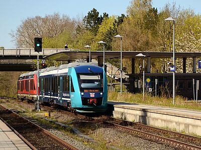 Das Bild zeigt den Bahnhof Scharbeutz an der Bäderbahn-Strecke