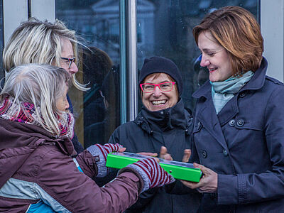 Unterschriftenübergabe an die Oberbürgermeisterin