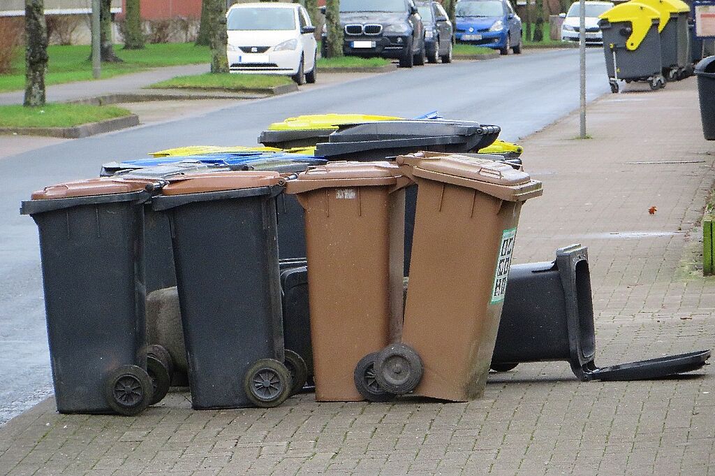 Trögelsbyer Weg - Mülltonnen-Blockade