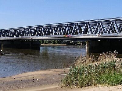  Blick vom Strand am Finkenrieker Hauptdeich auf die Harburger Eisenbahnbrücke, die östlichste der vier Süderelbbrücken. 2013.