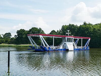 Die Schlei-Fähre "Missunde III" auf Überfahrt.