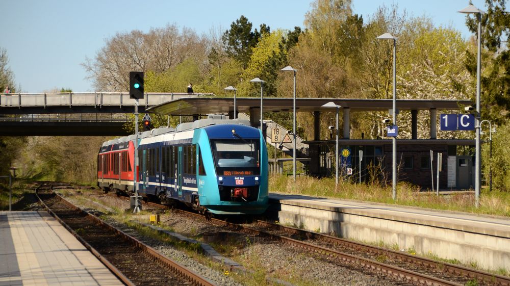 Das Bild zeigt den Bahnhof Scharbeutz an der Bäderbahn-Strecke
