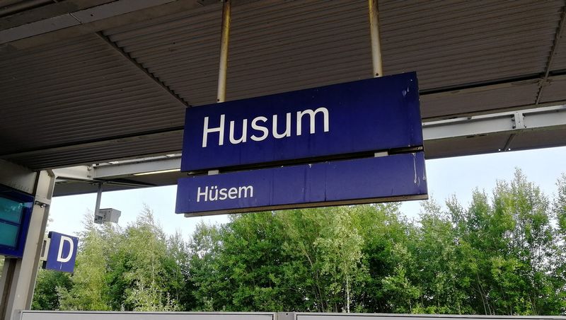 Bahnhofsschild zweisprachig in Husum