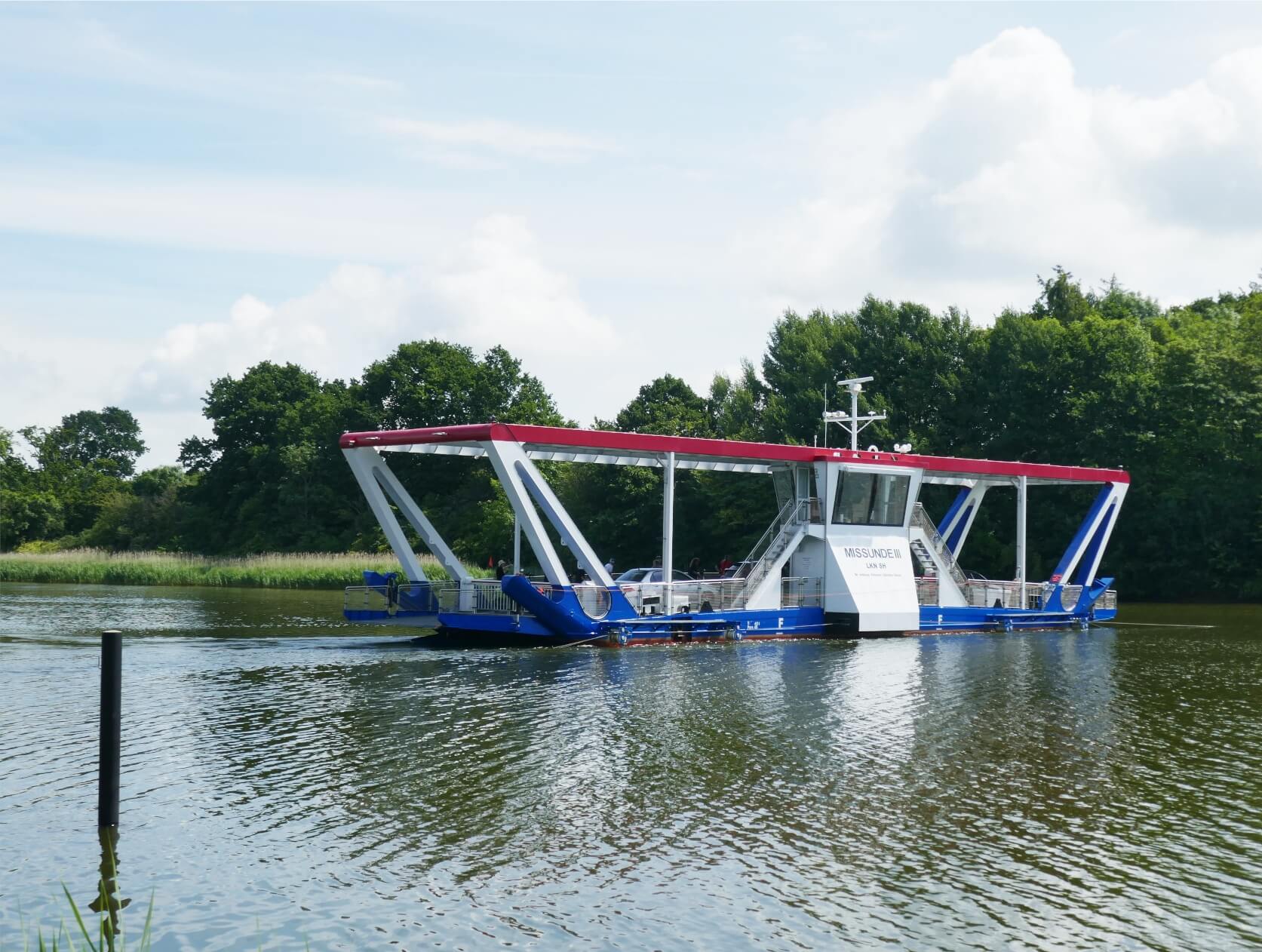 Die Schlei-Fähre "Missunde III" auf Überfahrt.