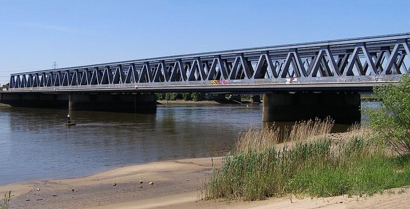  Blick vom Strand am Finkenrieker Hauptdeich auf die Harburger Eisenbahnbrücke, die östlichste der vier Süderelbbrücken. 2013.