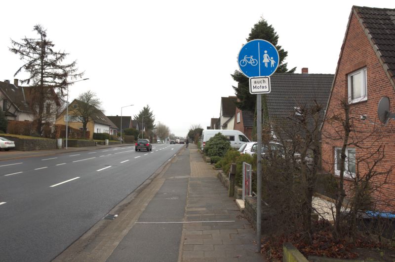 Kombinierter Weg für Fuß-, Rad- und Mofaverkehr in der Husumer Straße stadtauswärts