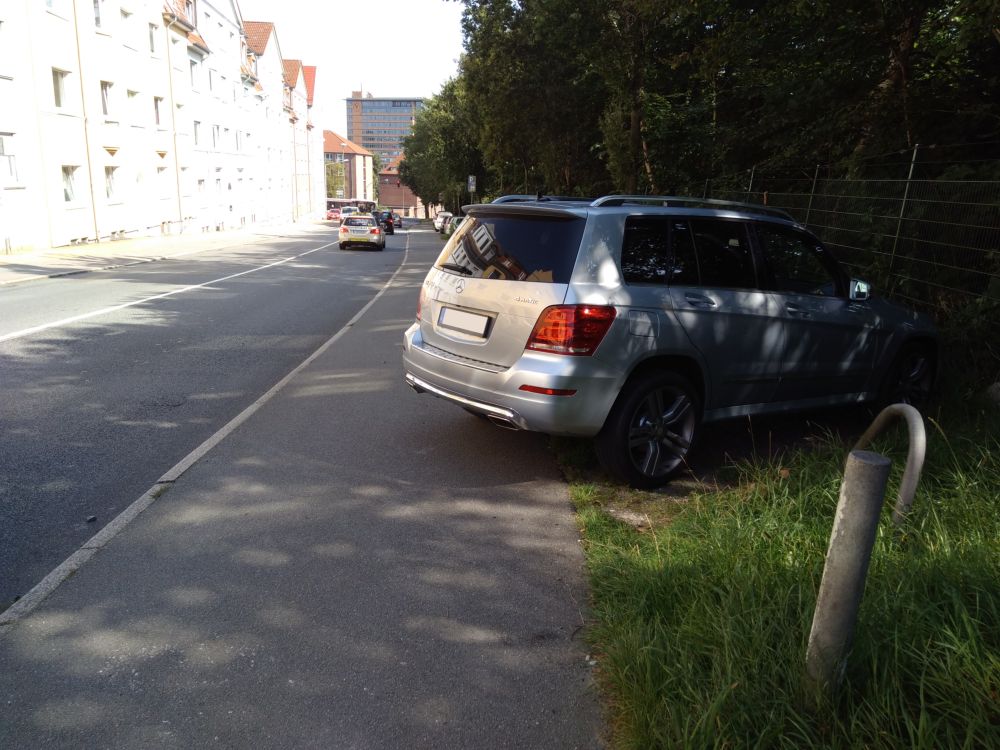 Schützenkuhle: Ein Heck ragt in den Radweg!