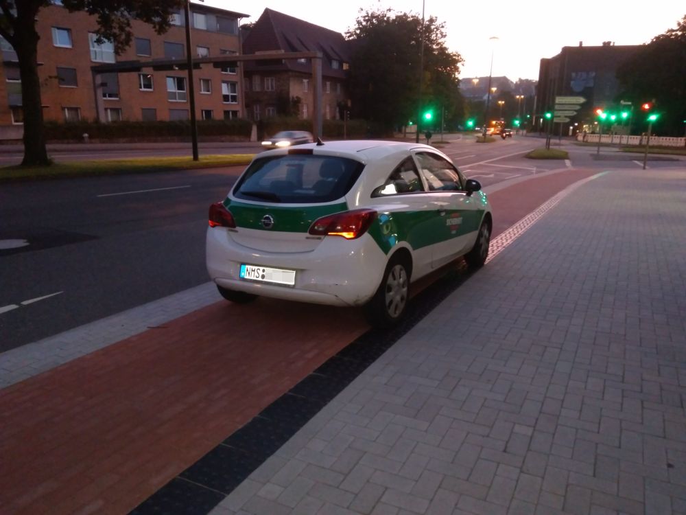Friedrich-Ebert-Straße Kreuzung Bahnhofstraße: PKW auf dem Radweg